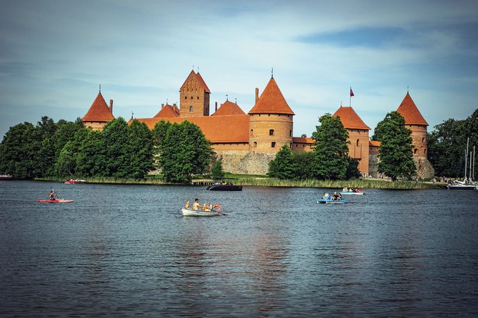 Hrad Trakai stojí na malém ostrůvku, ke kterému vede jeden přístupový most