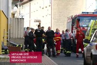Chlapeček (10) se propadl do šachty u stadionu v Litvínově: Vrtulník ho převezl do nemocnice