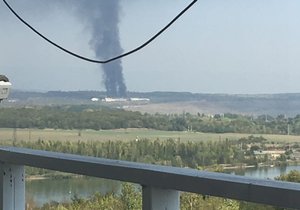V Litvínově hoří skládka odpadu.