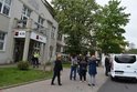 Poplach a nucená evakuace vyděsily včera studenty i kantory litvínovského gymnázia T. G. Masaryka. Neznámý člověk, který násilím vnikl do budovy školy, spustil obří policejní manévry. Policie ho ještě během dopoledne dopadla.