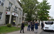 Poplach a nucená evakuace vyděsily včera studenty i kantory litvínovského gymnázia T. G. Masaryka. Neznámý člověk, který násilím vnikl do budovy školy, spustil obří policejní manévry. Policie ho ještě během dopoledne dopadla.