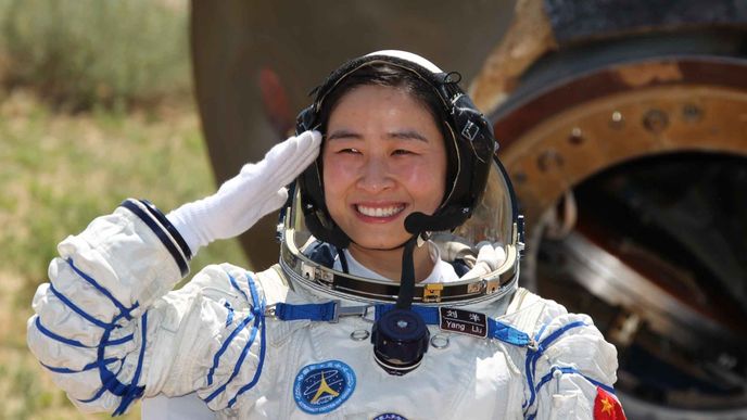 thaikonautka Liu Yang po návratu Shenzhou-9 na Zemi