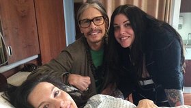 Dojemné foto: Liv Tyler předčasně porodila. Do nemocnice přišel i její otec, zpěvák kapely Aerosmith!
