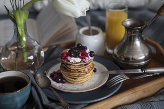 Tipy na snídaně do postele: Lívance, vejce Benedikt nebo zapečená italská bageta
