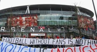 Bez nás jste NIC! Fans Arsenalu a Liverpoolu bojovali proti cenám lístků