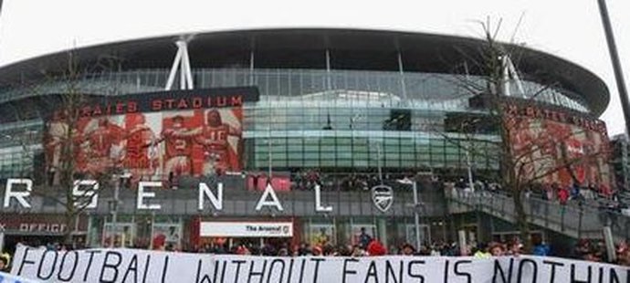 Fanoušci Arsenalu a Liverpoolu společně protestovali proti vysokým cenám vstupenek