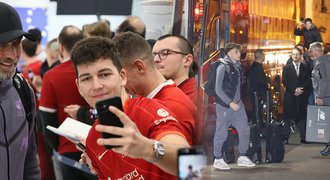 Liverpool dorazil do Prahy. Klopp se fotil s fanoušky, celebritou i autobus