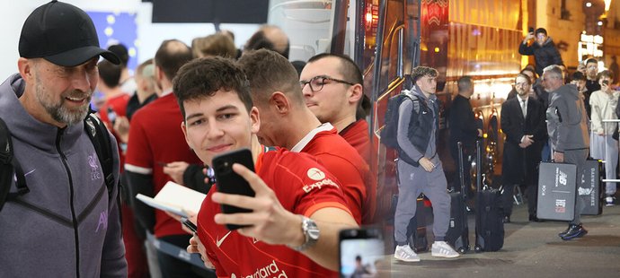 Liverpool dorazil do Prahy. Klopp se fotil s fanoušky, celebritou i autobus