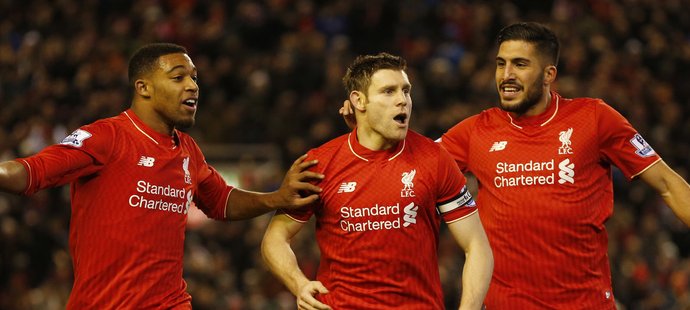 Fotbalisté Liverpoolu slaví gól proti Swansea