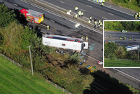 Na dálnici se převrátil autobus plný školáků: Nehodu nepřežila jedna z žaček (†14)