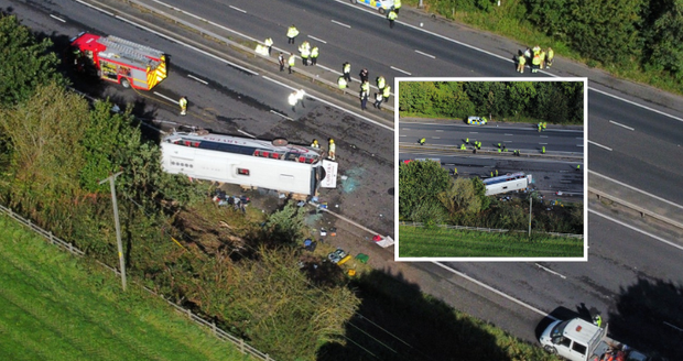 Na dálnici se převrátil autobus plný školáků: Nehodu nepřežila jedna z žaček (†14)