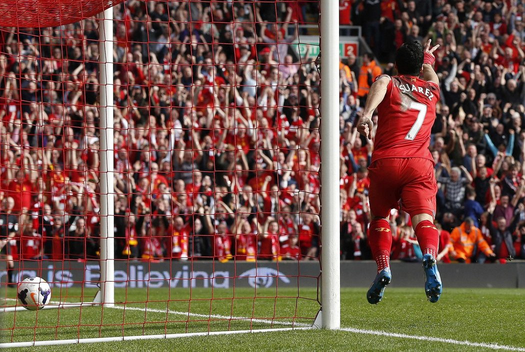 Fotbalisté Liverpoolu porazili Tottenham 4:0 a vedou tabulku anglické ligy