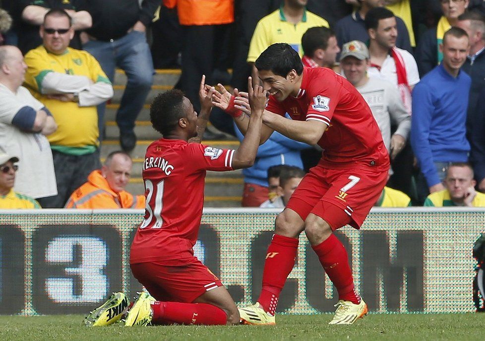 Sterling a Suárez oslavují gól do sítě Norwiche.