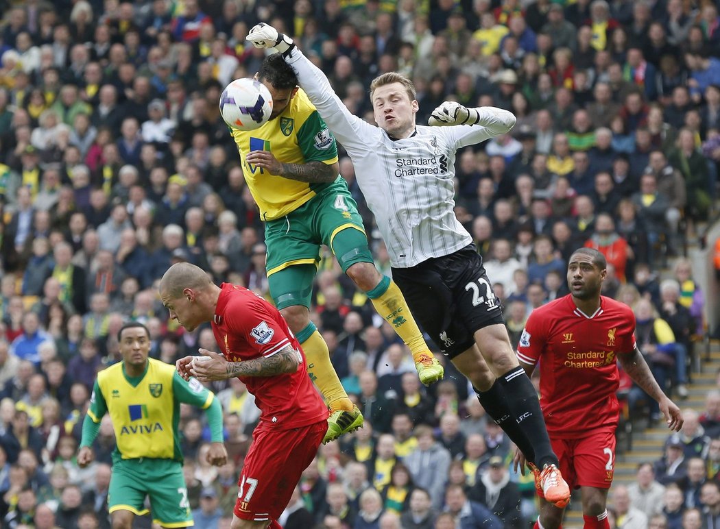 Brankář Liverpoolu Mignolet chyboval při výběhu, z čehož pramenil první gól Norwiche.