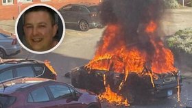 Taxikář Dave Perry byl v době exploze ve vozidle. Policie vyšetřuje případ výbuchu jeho vozu jako terorismus.