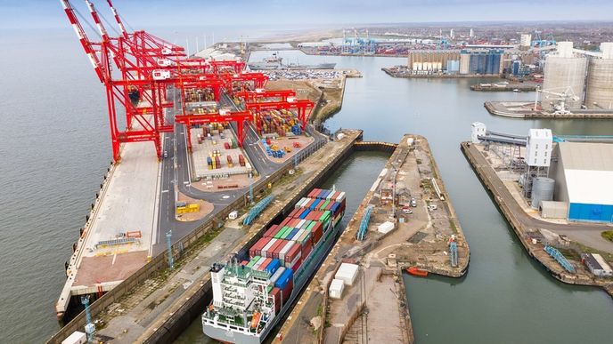 Společnost Peel Ports, která provozuje liverpoolský přístav, shání 150 nových zaměstnanců.