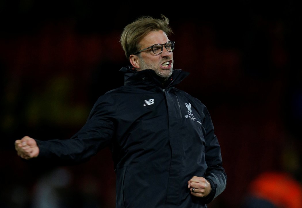 Trenér Liverpoolu Jürgen Klopp slaví tři body ve Watfordu