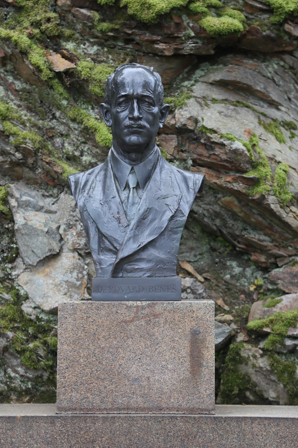 Busta někdejšího prezidenta Edvarda Beneše v Sezimově Ústí.