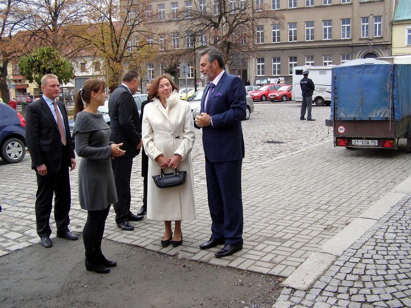 Listopad 2012 - Klausová coby paní prezidentová v roce 2012 na návštěvě terapeutického centra Modré dveře v Kostelci nad Černými lesy pod dohledem ochránce.