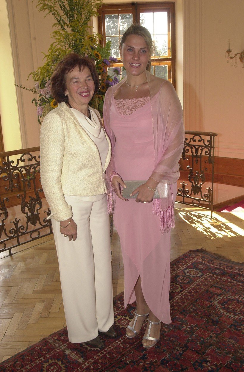 2003 - Návštěva manželek velvyslanců na zámku v Lánech.
