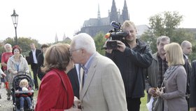 Livia a Václav Klausovi: Polibek v roce 2011 v hradních zahradách