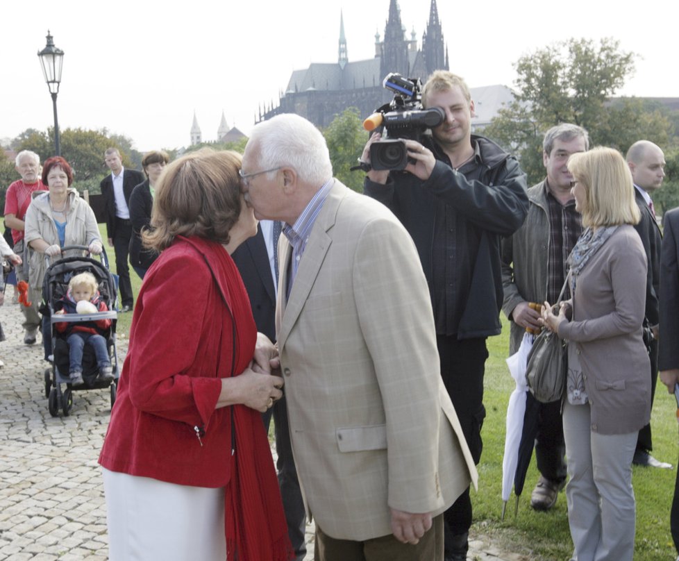 Livia a Václav Klausovi: Polibek v roce 2011 v hradních zahradách