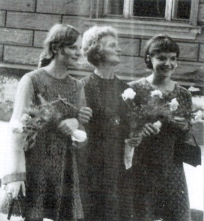Na Liviinu svatbu přijela ze Slovenska i matčina sestra, teta Anna. Před Novoměstskou radnicí ji vyfotografovali s Liviinými sestrami Helenou (vlevo) a Annou.