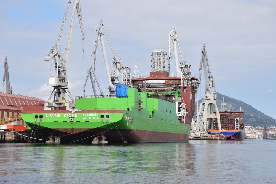 Víceúčelová loď Living Stone o délce 161 metrů postavená  v baskických loděnicích Construcciones Navales del Norte vstoupila do služby belgické společnoísti DEME v červenci 2018.