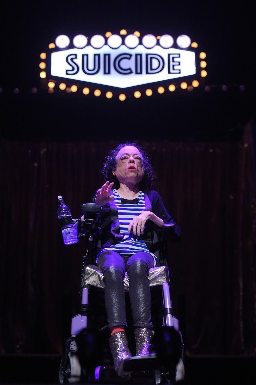 Liz Carr vystupuje i v divadle.