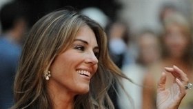 Liz Hurley v Benátkách: Výstřih pro fanoušky