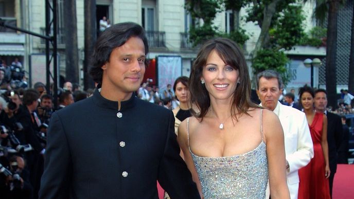 Liz Hurley s manželem Arunem Nayarem. Vzali se v roce 2007 a rozvedli o čtyři roky později