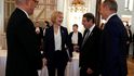 Supersummit na Pražském hradě: Britská premiérka Liz Trussová (uprostřed vlevo) hovoří s kyperským prezidentem Nicosem Anastasiadesem (druhý zprava) a irským premiérem Michealem Martinem (vpravo)