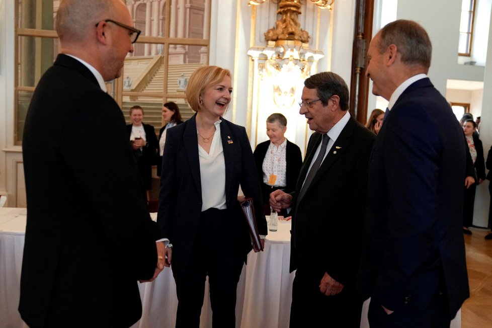 Supersummit na Pražském hradě: Britská premiérka Liz Trussová (uprostřed vlevo) hovoří s kyperským prezidentem Nicosem Anastasiadesem (druhý zprava) a irským premiérem Michealem Martinem (vpravo)