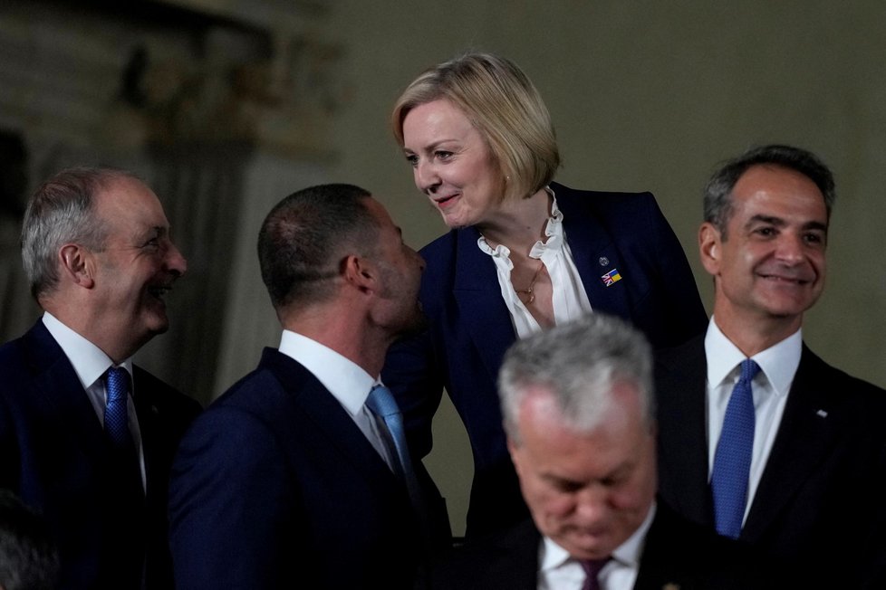 Supersummit na Pražském hradě: Britská premiérka Liz Trussová (uprostřed nahoře) hovoří s irským premiérem Michealem Martinem (vlevo)