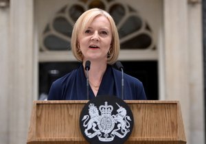 Nová premiérka Liz Trussová promluvila před svým sídlem Downing Street 10.