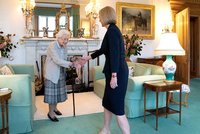 Pověření od královny: Británie má novou premiérku. Liz Trussová nahradila Borise Johnsona