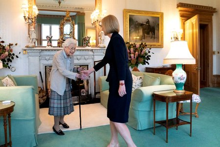 Královna pověřila Liz Trussovou sestavit kabinet.