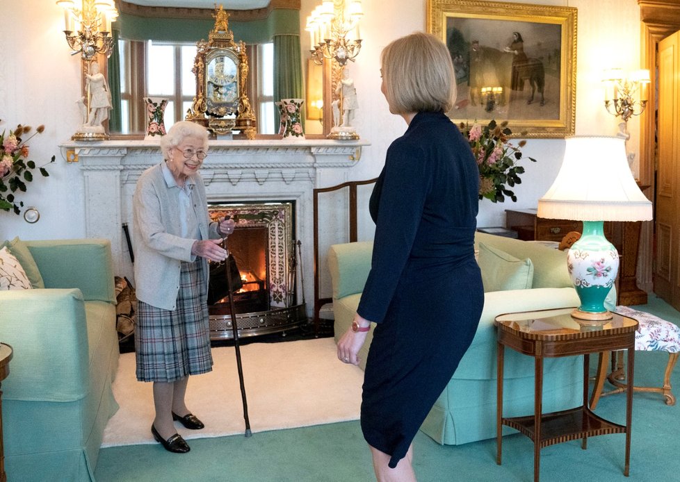 Královna pověřila Liz Trussovou sestavením kabinetu.