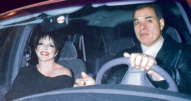 Liza Minnelli a její řidič, kterého měla sexuálně obtěžovat.