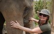 Krbová si v Laosu pohladila živého slona.
