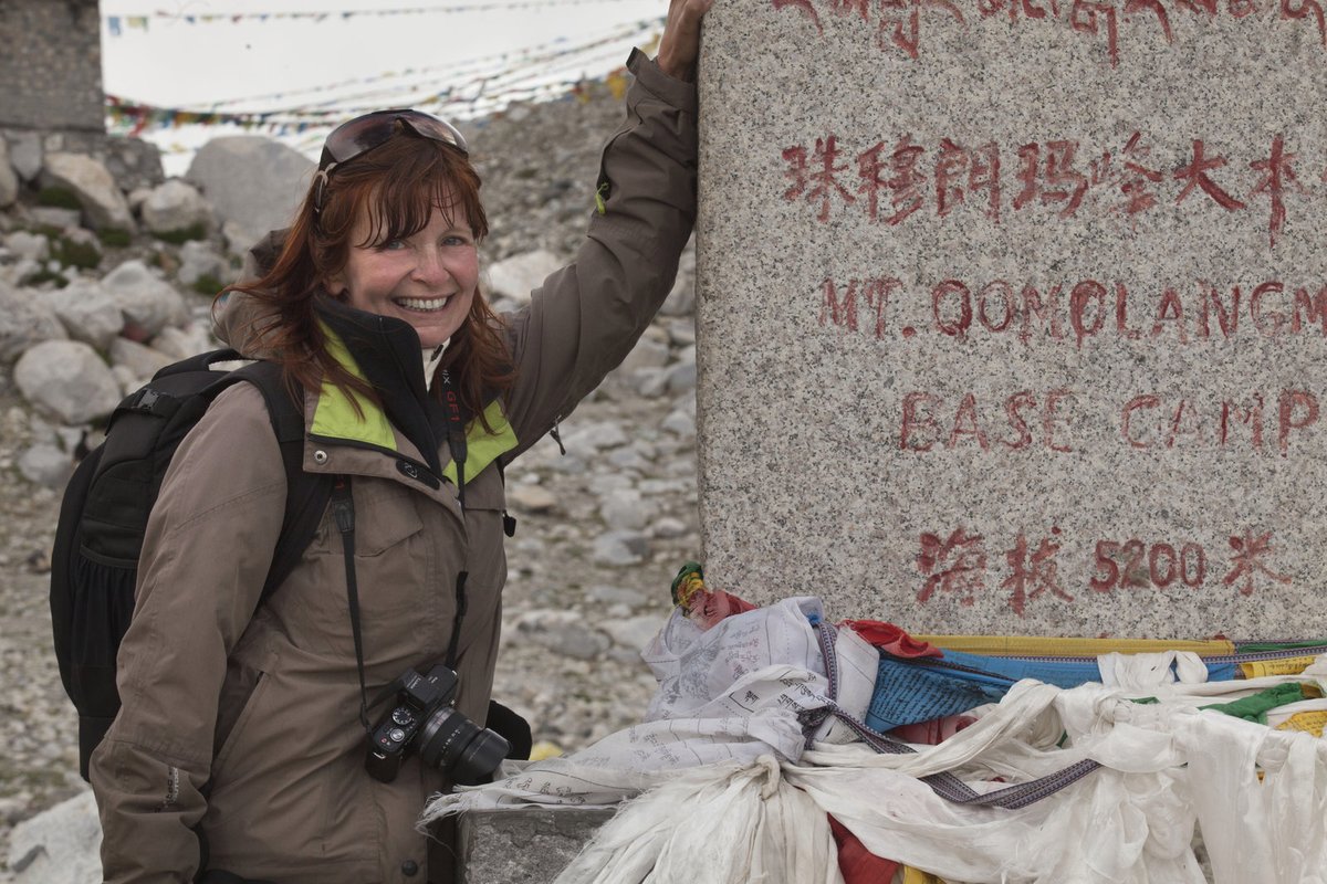 S dvanáctikilovým fotobatohem na zádech v Bace camp na Everestu.