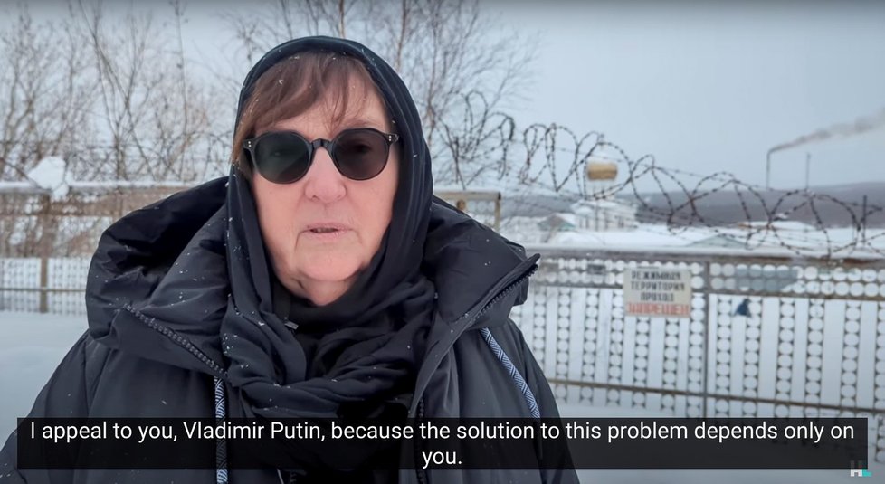 Matka Navalného Ljudmila vyrazila na Sibiř, kde zemřel její syn