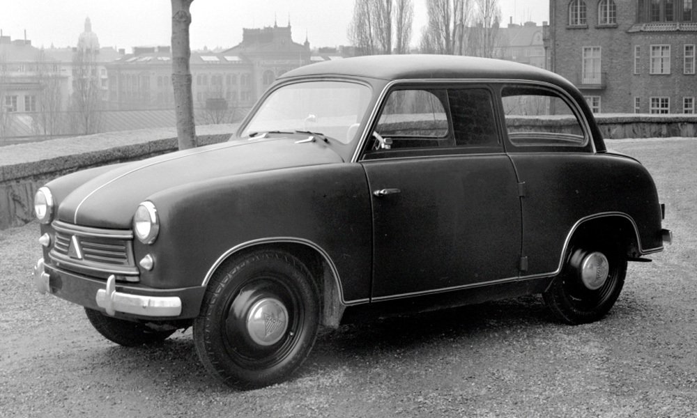 Vývoj Lloydů pokračoval modelem LP600 (1955–1961). Do celokovové karoserie stejných rozměrů a vzhledu jako LP400 se montoval čtyřtaktní dvouválec s objemem 0,6 litru.