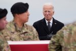 Repatriace padlých vojáků: Přihlížel Joe Biden s manželkou, ministrem obrany a nejvyššími veliteli (2. 2. 2024).