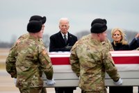Biden s manželkou Jill se připojil k truchlícím rodinám padlých vojáků. Pak nařídil odvetnou palbu