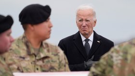 Repatriace padlých vojáků: Přihlížel Joe Biden s manželkou, ministrem obrany a nejvyššími veliteli (2. 2. 2024).