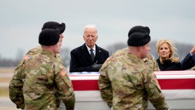 Repatriace padlých vojáků: Přihlížel Joe Biden s manželkou, ministrem obrany a nejvyššími veliteli (2. 2. 2024).