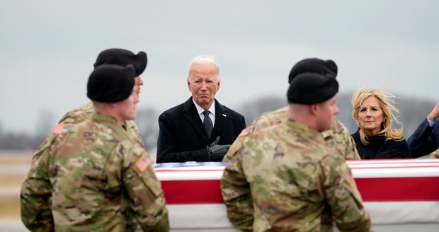 Biden s manželkou Jill se připojil k truchlícím rodinám padlých vojáků. Pak nařídil odvetnou palbu  