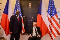 Ministr obrany USA Austin jednal v Praze se Zemanem i Fialou. Slíbil pomoc Česku a děkoval za Ukrajinu