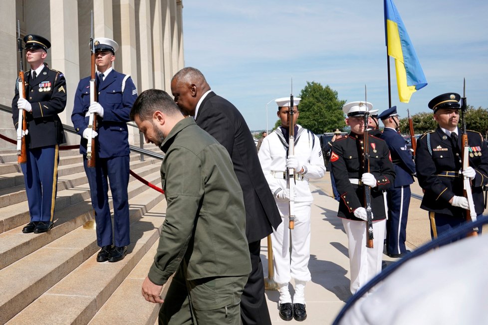 Volodymyr Zelenskyj na návštěvě USA. V Pentagonu jej přivítal ministr obrany USA Lloyd Austin.